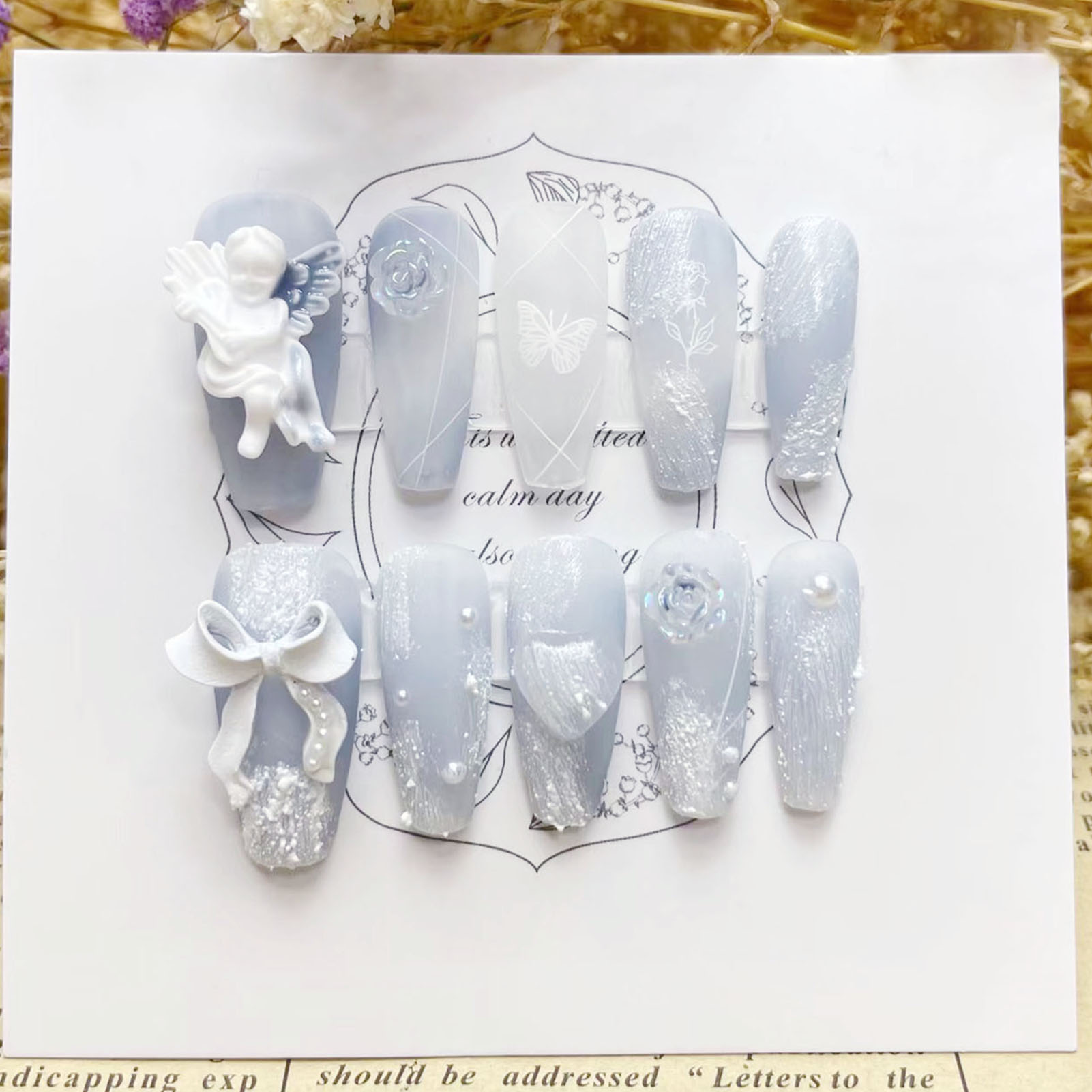 Nail Art Press On - 3D 石膏天使付け爪光沢のあるヘイズブルー手作りプレス爪ちょう結びフラワーデザインロマンチックな再利用可能なマニキュア