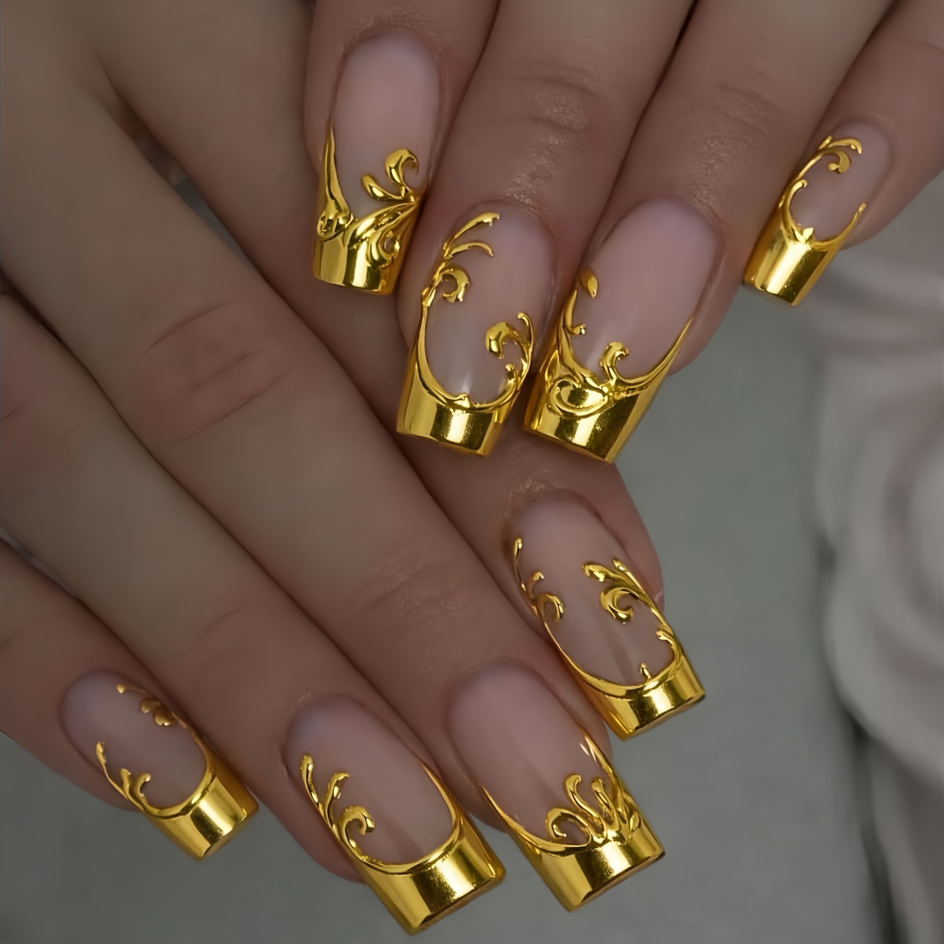 Nail Art Press On - 女性用ミディアムロングフェイクネイル、スクエア型、ヌードゴールドの金メッキフローラデザイン、フルカバー、再利用可能な人工ネイル